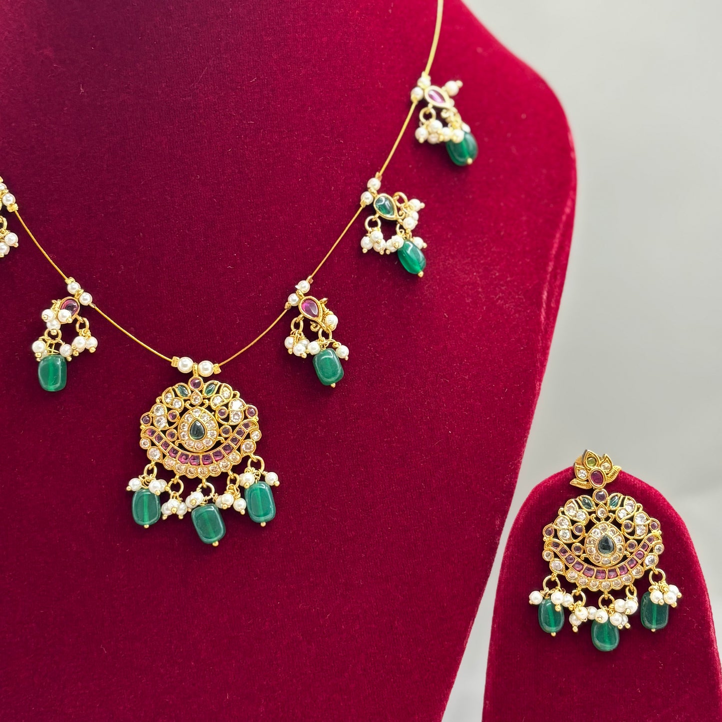 Floating Grace – Invisible Necklace Set with Green Motifs & Kemp Stones
