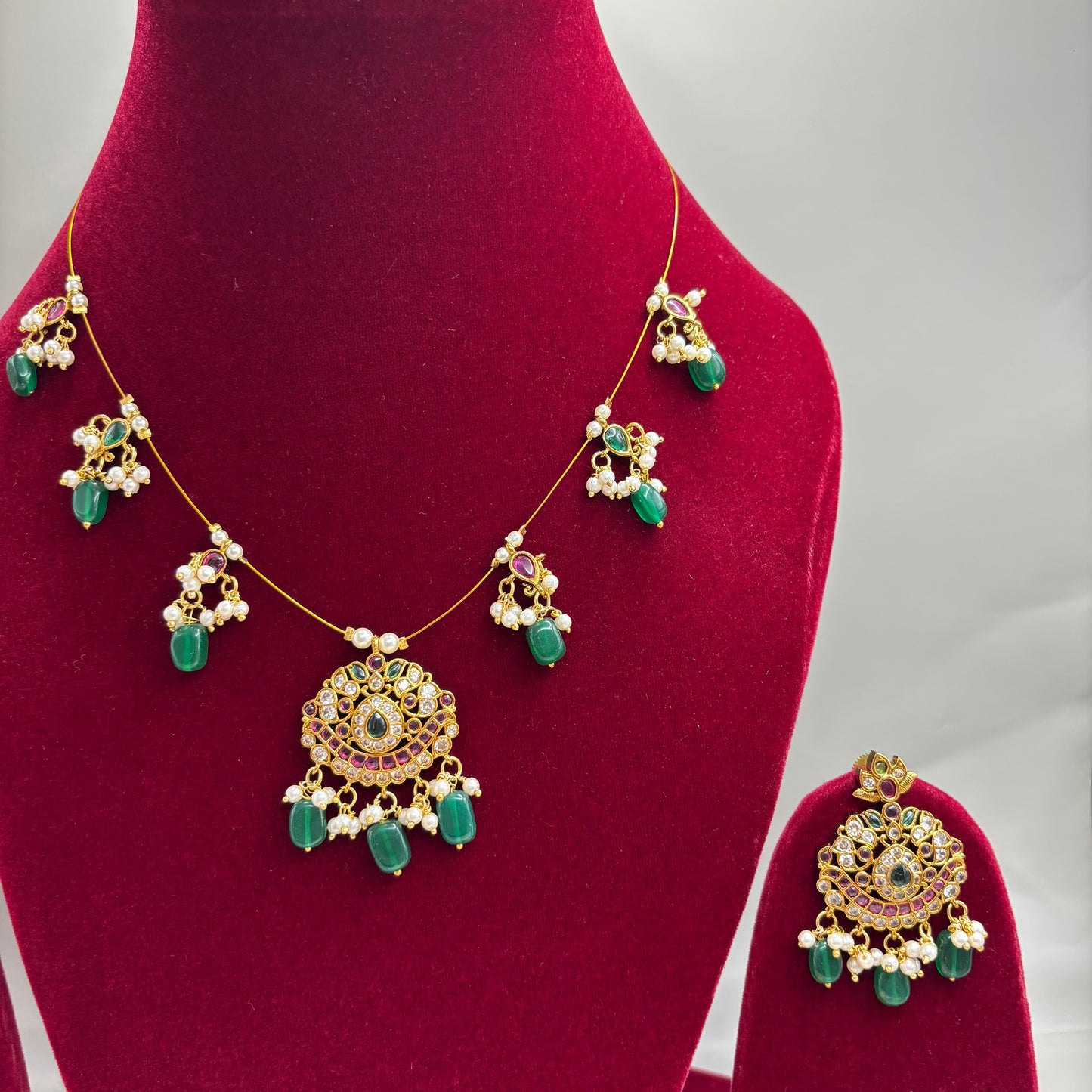 Floating Grace – Invisible Necklace Set with Green Motifs & Kemp Stones