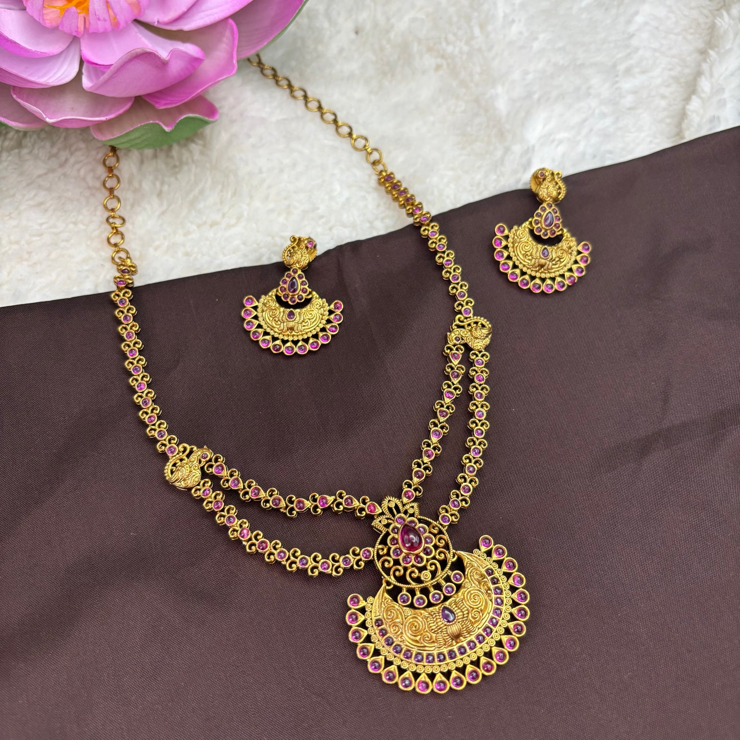 Matte Gold Finish Necklace Set with Elegant Pink Stones – Traditional South Indian Design