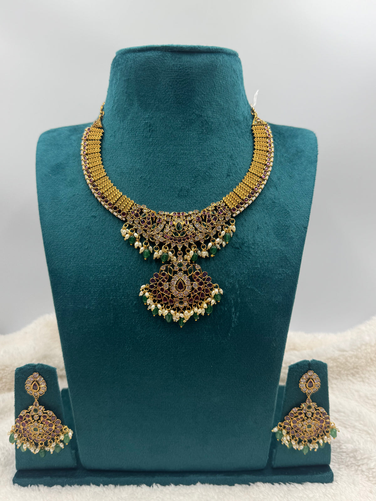 Elegant Temple‑Style Kemp Necklace Set with Pearl and Green Bead Detailing