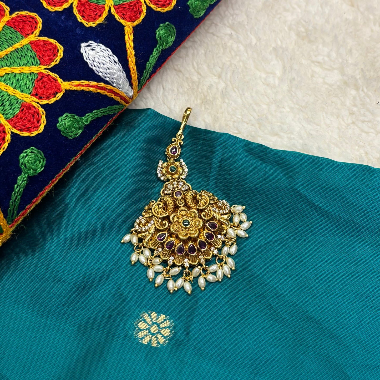 Kemp Stone Flower Design Tikka – Radiant Traditional Elegance