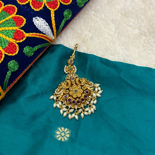 Kemp Stone Flower Design Tikka – Radiant Traditional Elegance