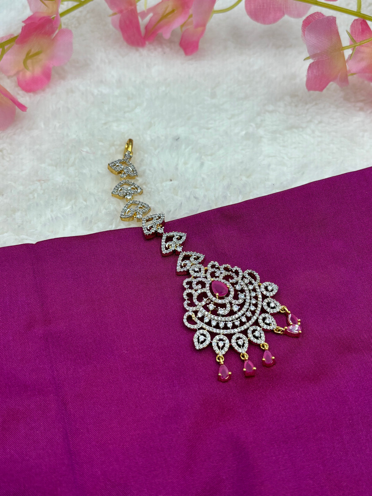 Classic AD stone Tikka with Pink Highlight and Leaf‑Style Chain