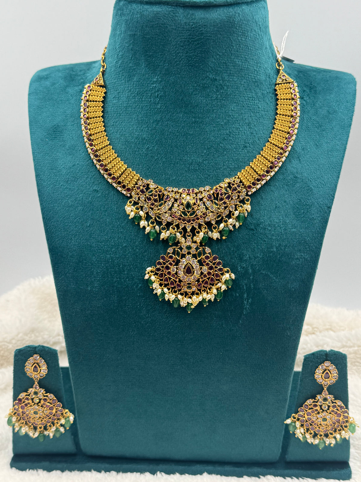 Elegant Temple‑Style Kemp Necklace Set with Pearl and Green Bead Detailing