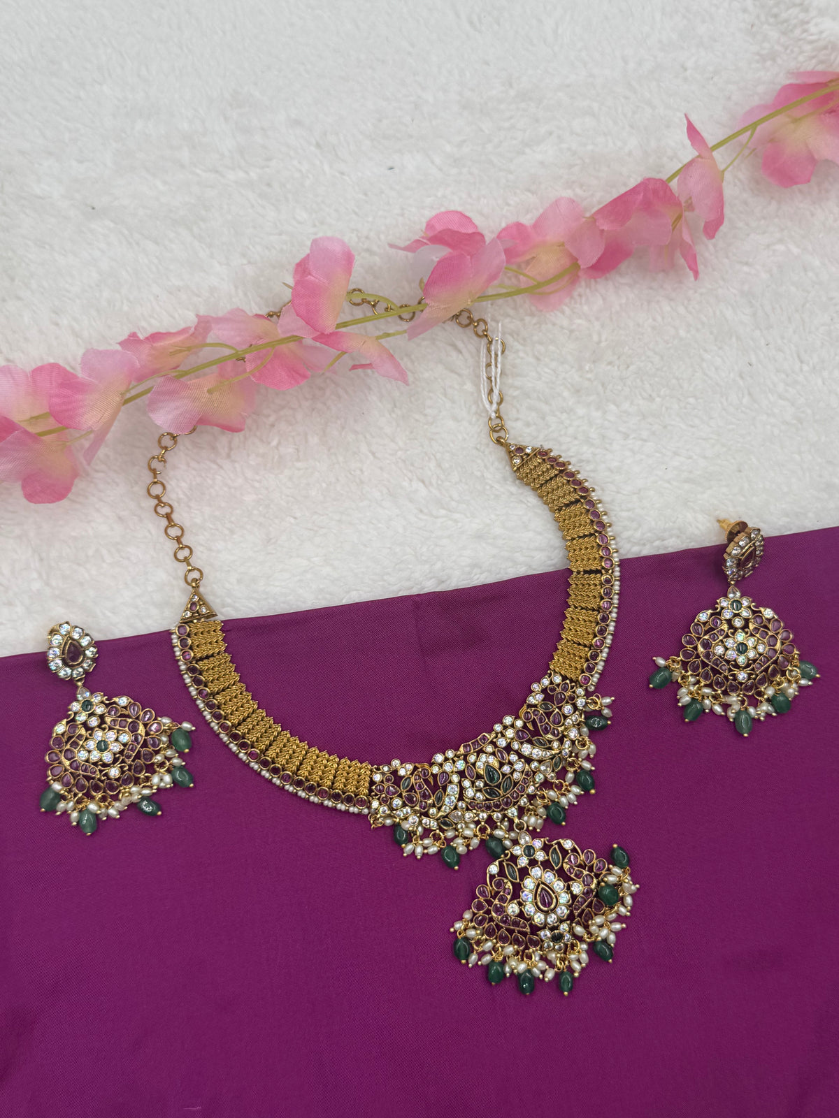 Elegant Temple‑Style Kemp Necklace Set with Pearl and Green Bead Detailing