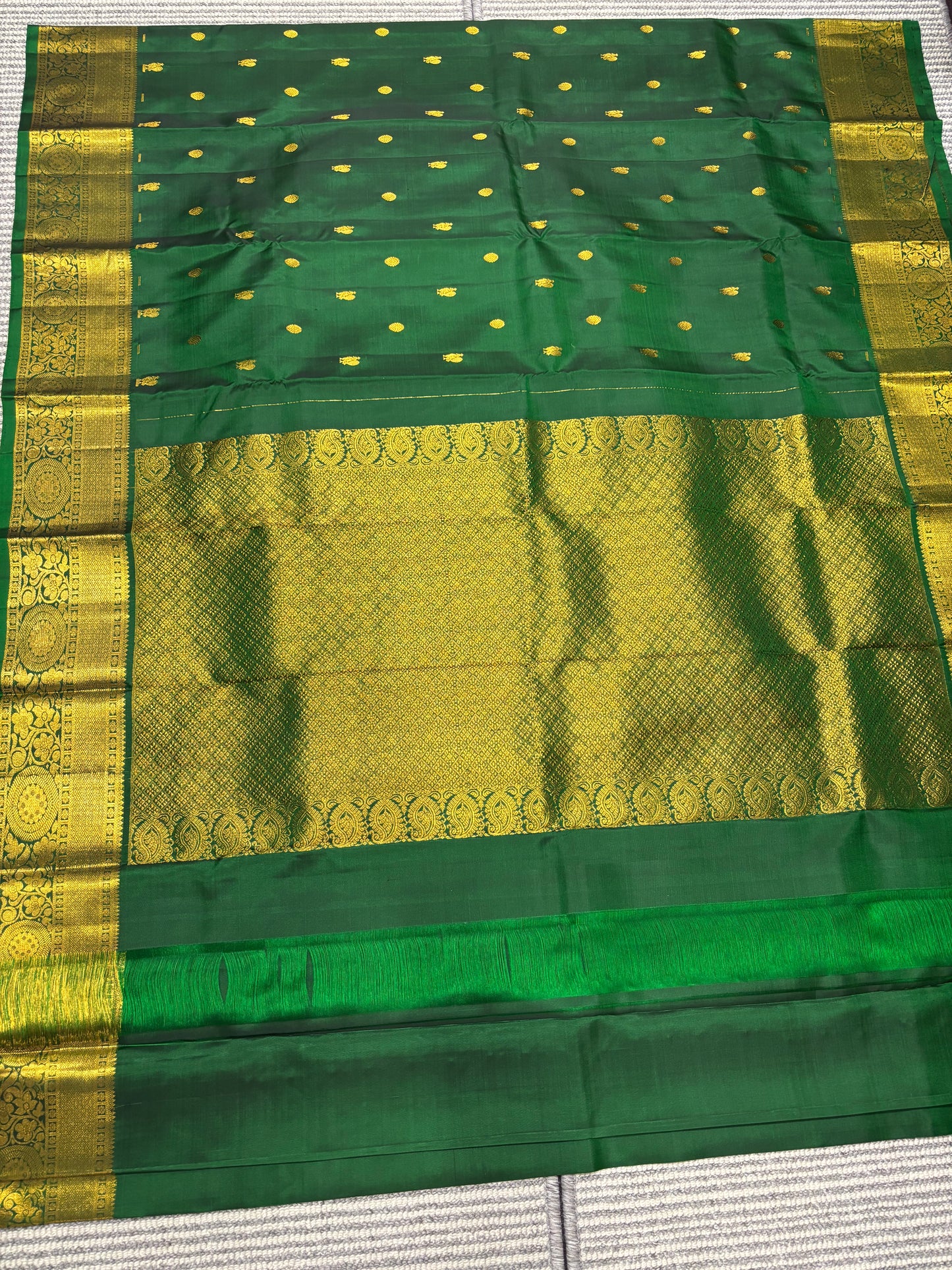 Rich Green Pure Kanchipuram Silk Saree with Classic Zari Accents and Heritage Weave Detailing