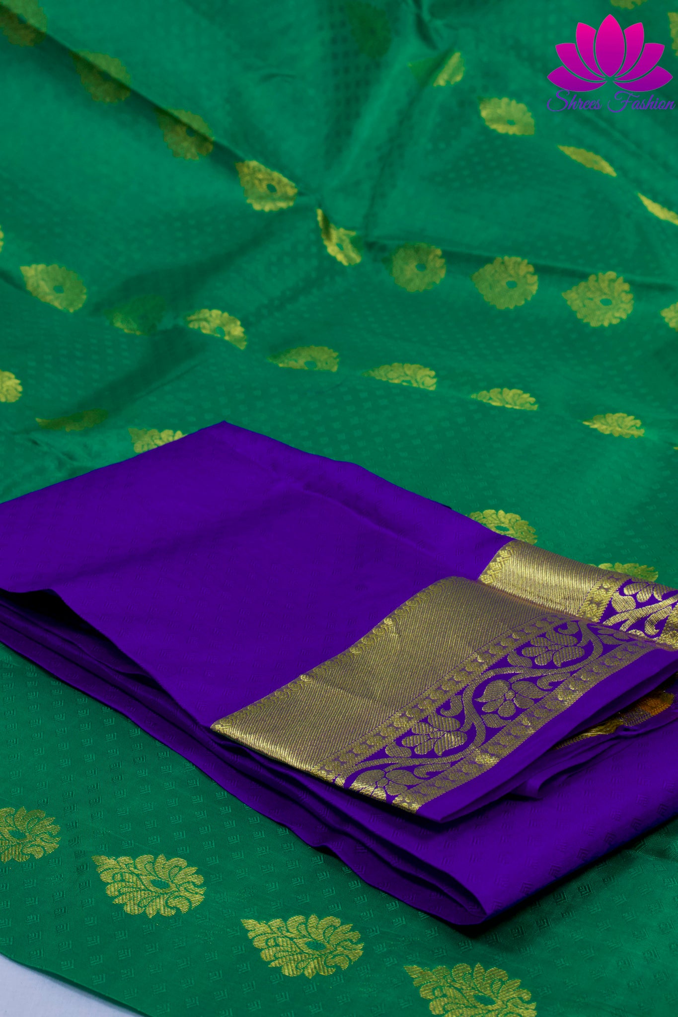 Exquisite Green Kanchipuram Silk Saree with Indigo Pallu - Pure Silk (With Silk Mark Certificate)